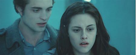 Edward and Bella – two-shot in Twilight (frame grab)